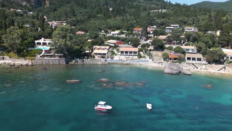 Umlaufende-Drohne,-Aufgenommen-über-Dem-Malerischen-Strand-Auf-Einer-Griechischen-Insel