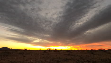 Landschaftszeitraffer-Des-Sonnenaufgangs-In-Der-Mojave-Wüste-Mit-Sich-Auflösenden-Wolken