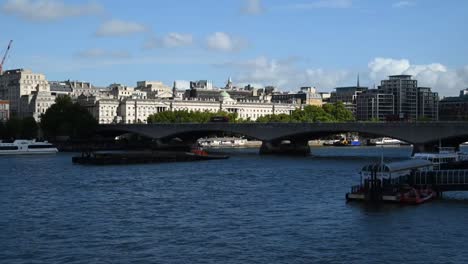 Barcos-Que-Fluyen-A-Lo-Largo-Del-Río-Támesis-Y-Bajo-El-Puente-De-Waterloo