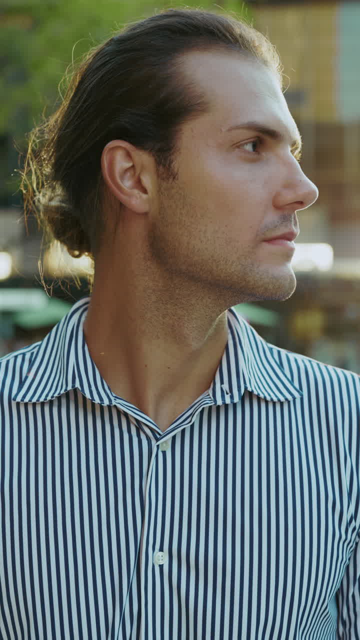 retrato en primer plano de un joven sonriente