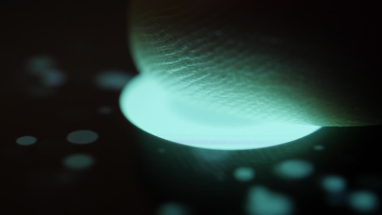 escaneo de huellas dactilares con fines de seguridad en el teléfono inteligente. seguridad cibernética dispositivo personal. hombre que usa teléfono celular con aplicación para escanear huellasdactilares. tecnología de contraseña de huella dactilar.