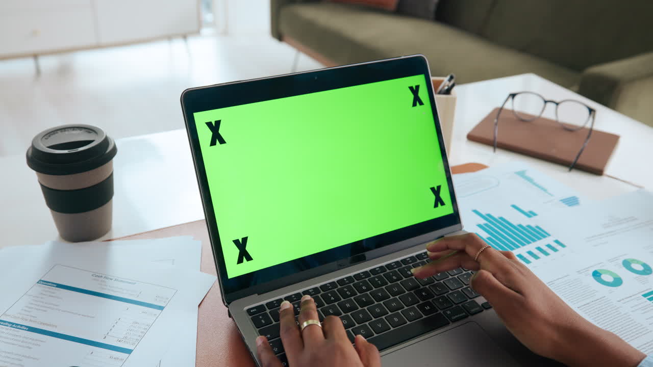 mujer trabajando en una computadora portátil con pantalla verde