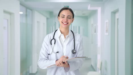 Feliz-Doctora-India-Escribiendo-Medicamentos-Para-El-Paciente