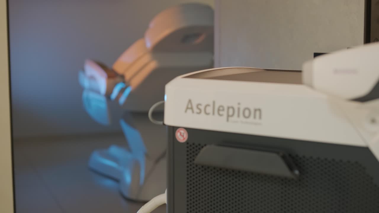 현대적인 레이저 탈모 기기는 화장품 클리닉에 있습니다.