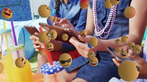 iconos emoji con amigos que usan tabletas y teléfonos inteligentes 4k