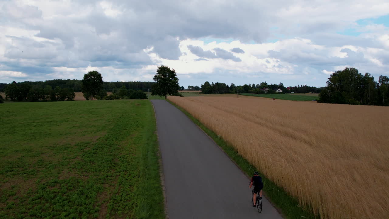 Cykelløb i den mørke blå time. Ensom sidsteplads