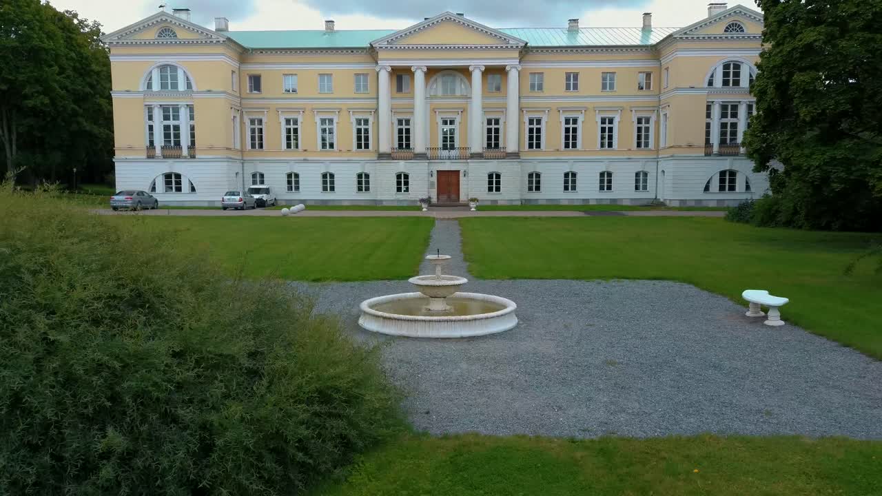 toma aérea ciudad mezotne, república de letonia