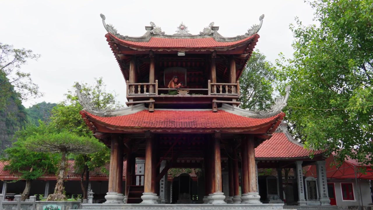 Fredfyldt stemning i et stille buddhistisk tempel, kvinde på toppen af et alter