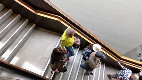 grupo de personas caminando por las escaleras juntos