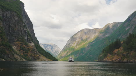 Ein-Kleines-Fischerboot-In-Norwegens-Malerischem-Fjord-Skandinavien-Fischereikonzept-4k-Video