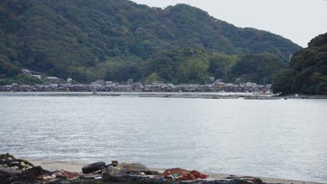 Ine-cho-En-El-Norte-De-Kyoto,-Casas-De-Pescadores-En-La-Distancia,-Japón