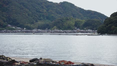 ine-cho en el norte de kyoto, casas de pescadores en la distancia, japón