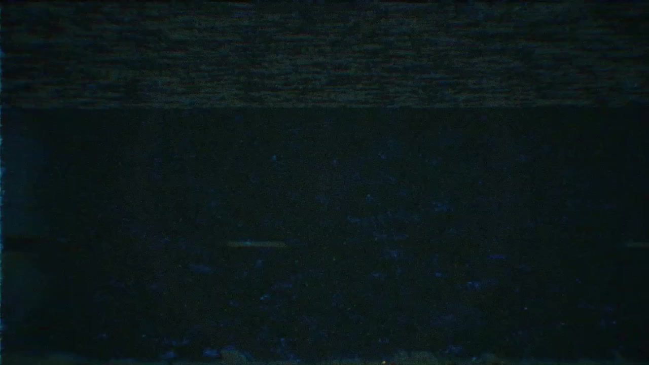 Rumore Statico e Glitch VHS Retrò su Schermo Scuro