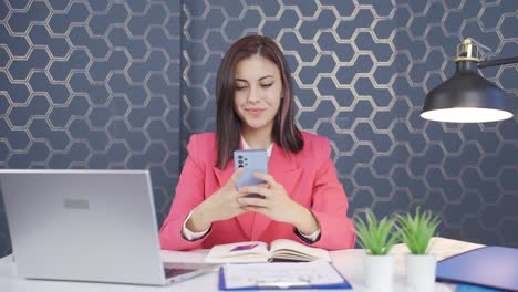 Joven-Mujer-De-Negocios-Enviando-Mensajes-De-Texto-Por-Teléfono.-Emoticono-Feliz.