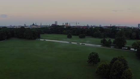 Nebliger-Blick-Auf-Den-Beliebten-Englischen-Garten-In-Der-Münchener-Innenstadt,-Nach-Vorne-Fliegend-Und-Am-Ende-Aufsteigend,-Um-Den-überblick-Zu-Vergrößern