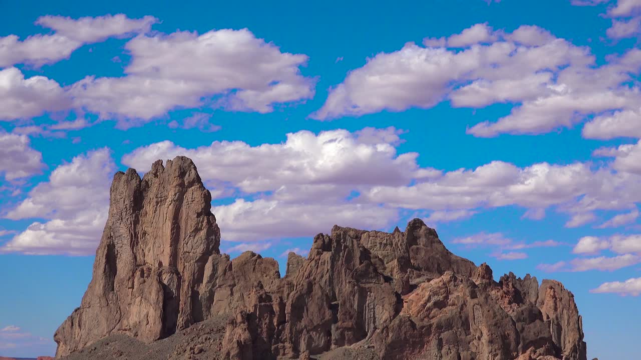 un hermoso lapso de tiempo detrás de una formación rocosa cerca del valle del monumento 1