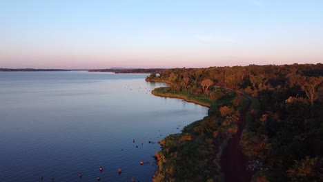 Flusslandschaft-In-Der-Dämmerung