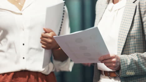 trabajo en equipo, documentos y mujeres de negocios caminando