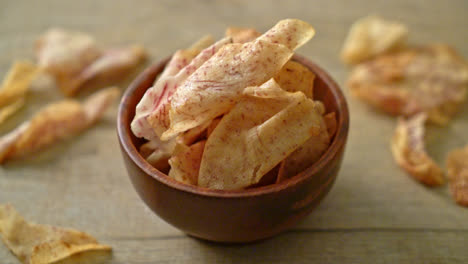 chips de taro crujientes - taro frito o al horno en rodajas