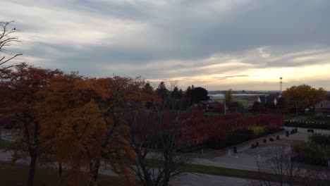 Toma-Aérea-Del-Pueblo-Temprano-En-La-Mañana-Sobre-La-Región-De-Niagara-En-La-Temporada-De-Otoño