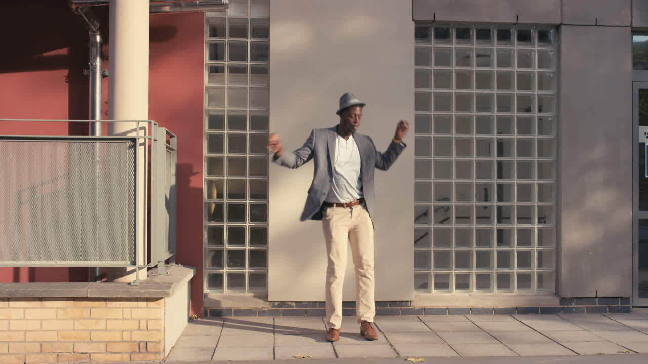 Uomo afroamericano ballerino di strada contemporaneo e funky che balla freestyle in città.