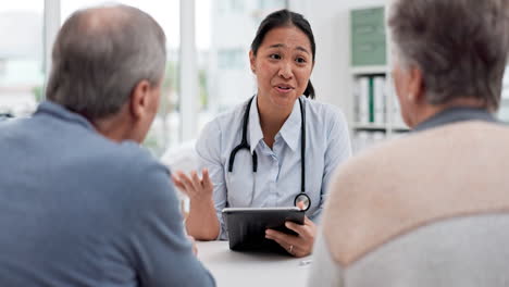 consulta médica, tabletas y pareja de ancianos