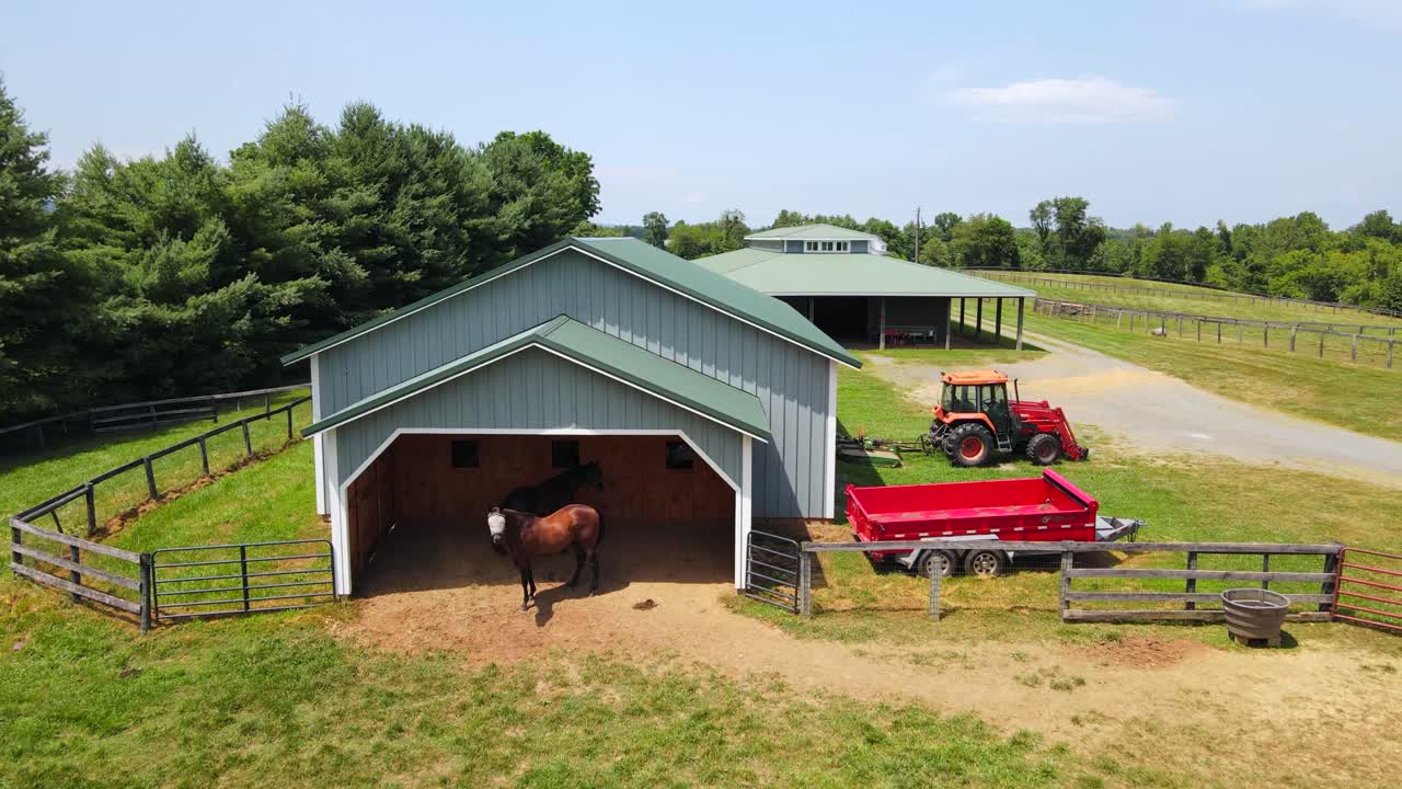 버지니아주 리즈버그에 있는 농장의 헛간으로 들어가는 말들의 멋진 조감도