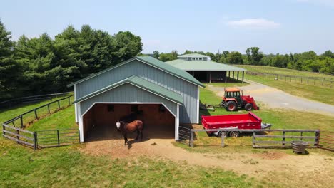 Excelente-Vista-Aérea-De-Los-Caballos-Que-Ingresan-A-Su-Establo-En-Una-Granja-En-Leesburg,-Virginia