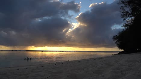 Sunset-on-Rarotonga-Island-with-colored-clouds,-sandy-beaches-and-ocean-waves