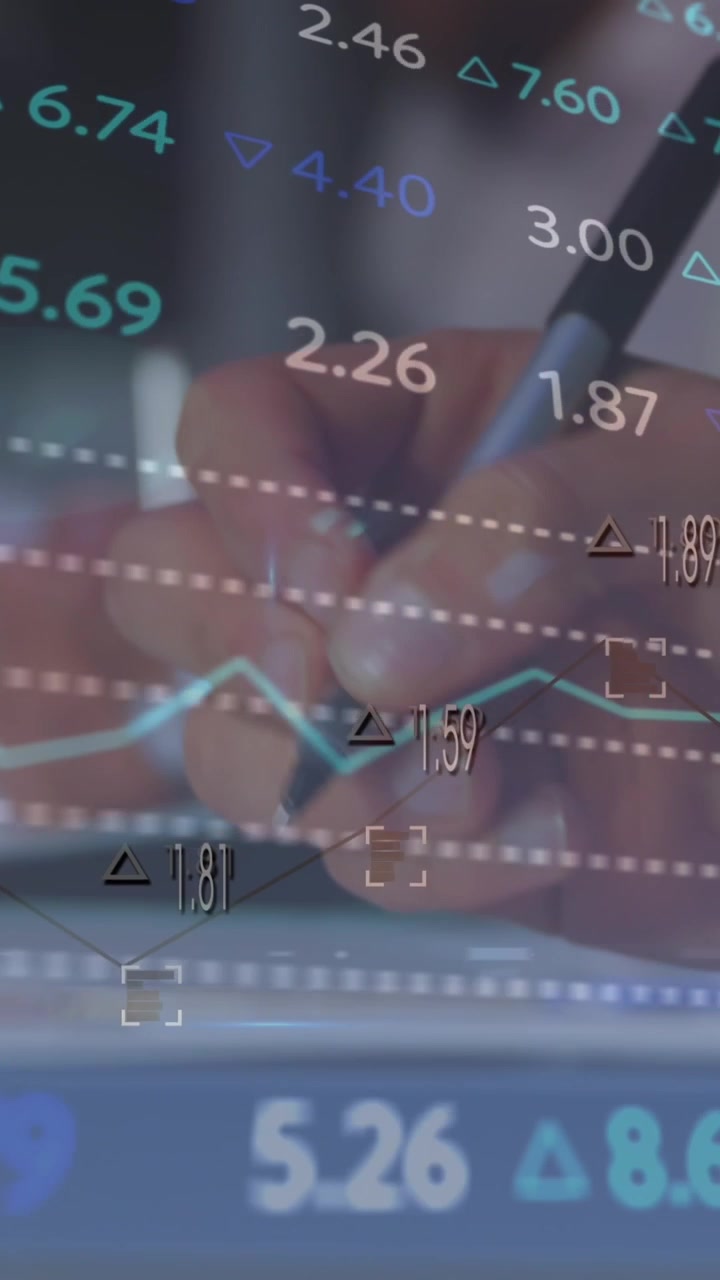 Animazione di elaborazione di dati di borsa su sfondo di un uomo d'affari a metà busto che prende appunti in ufficio