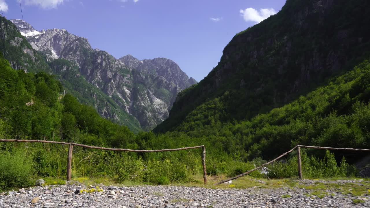 paisaje alpino con altas montañas y valles cubiertos de exuberante vegetación, theth, albania