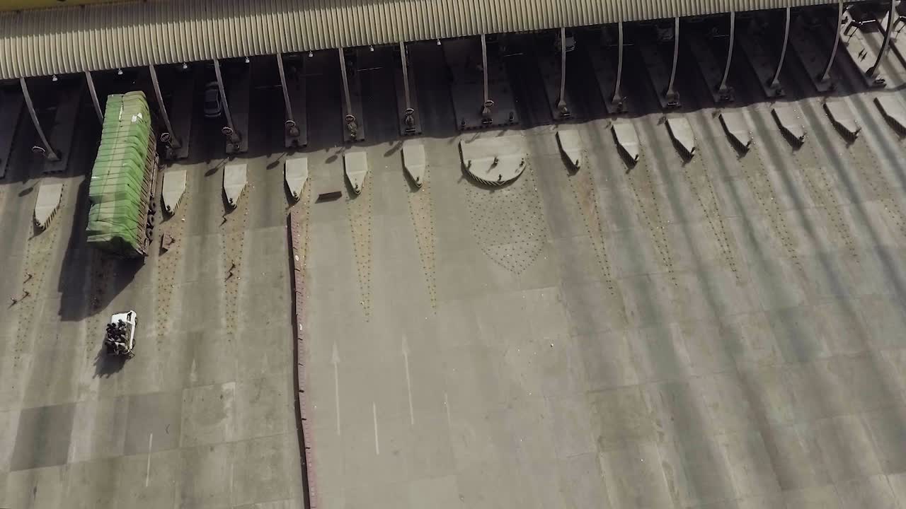 도시의 고속도로 통행료 징수소, 대형 차량 및 기타 진입 및 횡단의 근접 조감도