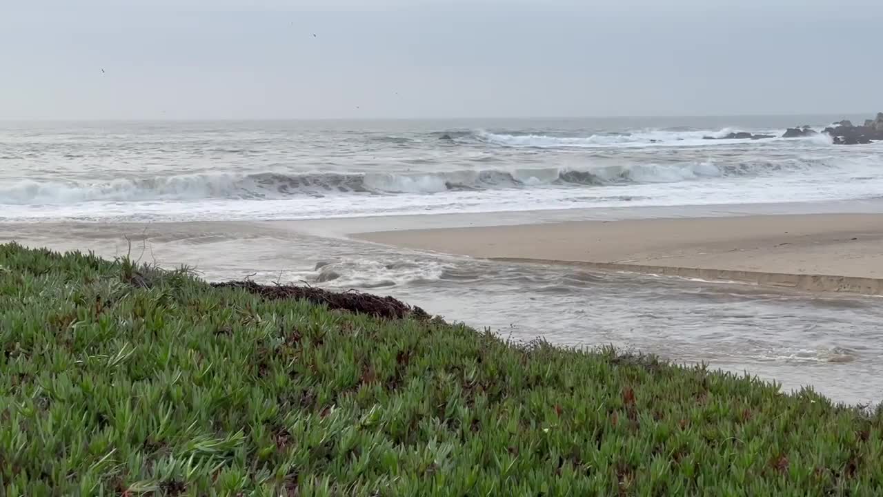 캘리포니아 카멜의 강한 바람과 해안 범람