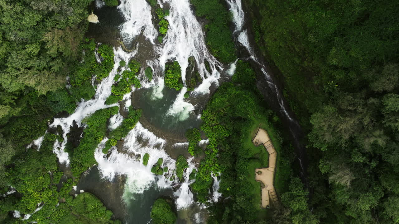 vista superior de cascata delle marmore en umbría, italia - disparo de drone