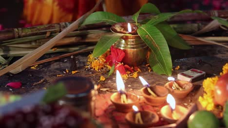 Brennende-Öllampe-Mit-Opfergaben-Während-Heiliger-Rituale-Auf-Dem-Festival-Aus-Einem-Anderen-Blickwinkel.-Das-Video-Wurde-Anlässlich-Des-Chhath-Festivals-Aufgenommen,-Das-Am-28.-Oktober-2022-In-Nordindien-Gefeiert-Wird