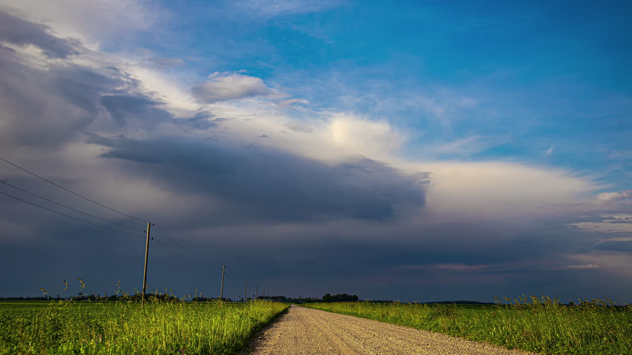 극적인 하늘 아래 지평선으로 이어지는 자갈 도로의 타임스