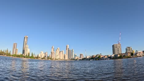 paseo en barco panorámico que muestra el horizonte de la costa dorada