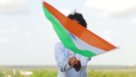 El-Joven-Con-Traje-Tradicional-Indio-Ondeando-La-Bandera-India-En-Un-Día-Soleado-1