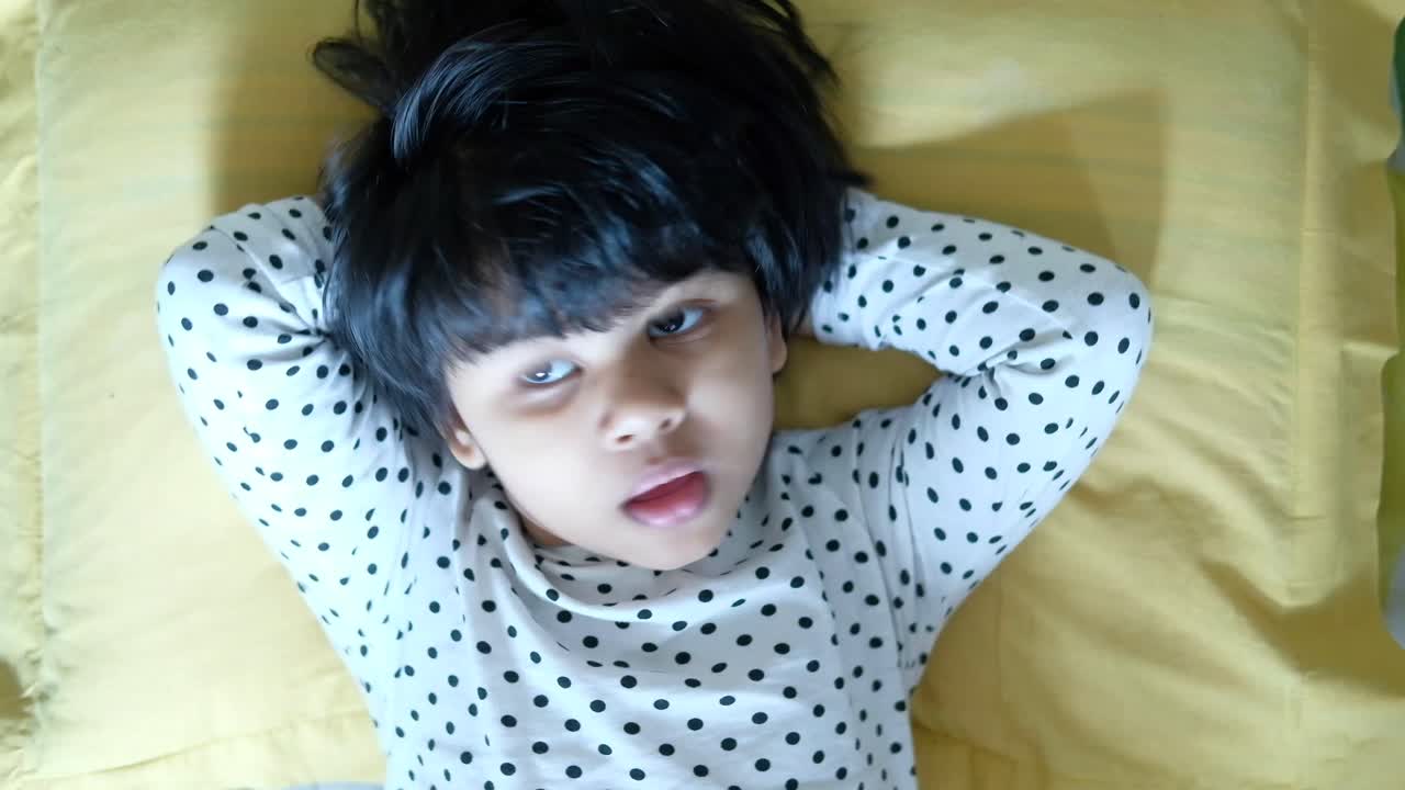 침대에 누워있는 아이