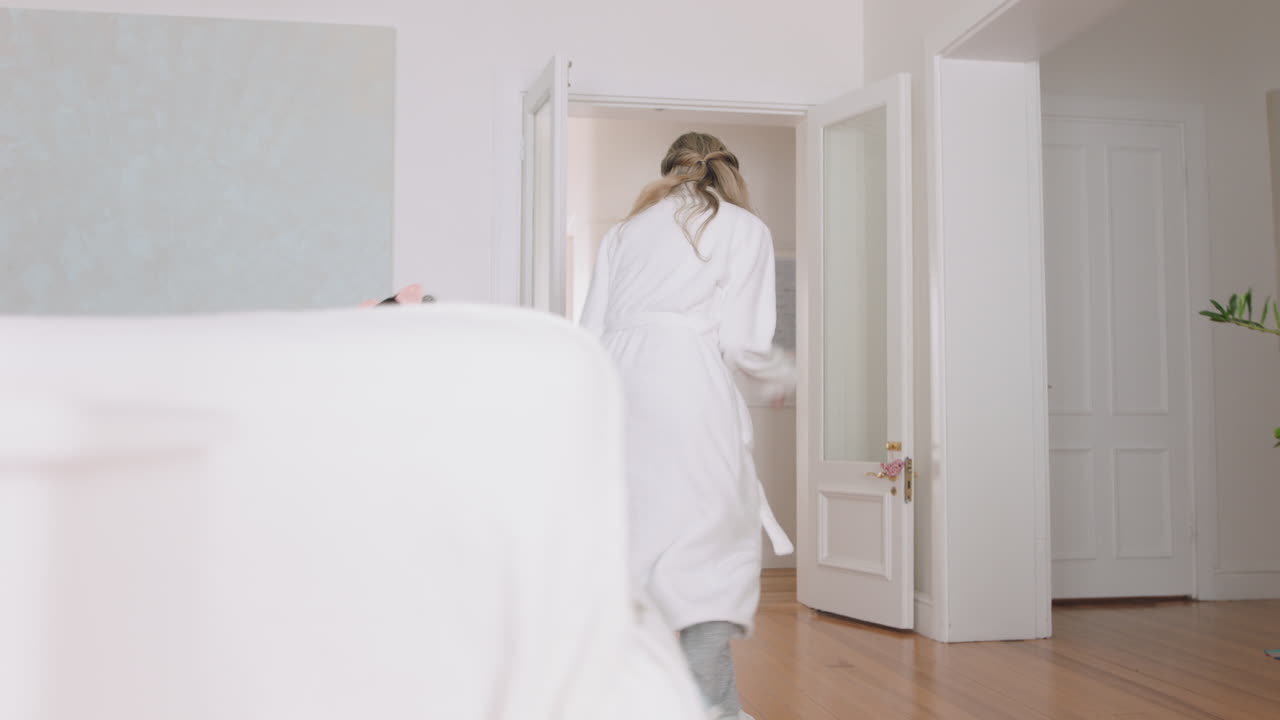 счастливая мать и дочь играют в ловушку, бегают по дому, маленькая девочка играет в игру, гонится за мамой, наслаждаются веселым выходным вместе, 4k кадры