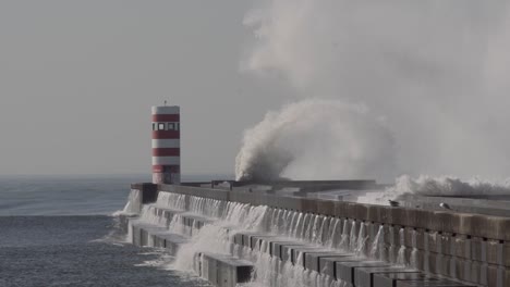 Faro-Aislado-Con-Gran-Choque-De-Olas-Oceánicas