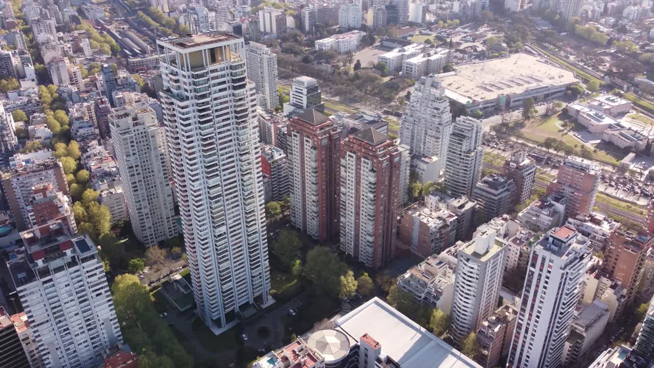 toma aérea de rascacielos en el distrito financiero de la ciudad de buenos aires a la luz del sol