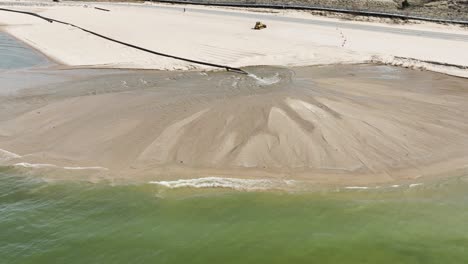 la famosa playa de muskegon está siendo reparada por el dragado de primavera.