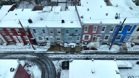 Heruntergekommene-Städtische-Wohnhäuser-Im-Winter-In-Der-Stadt-Der-USA-Mit-Schnee-Bedeckt