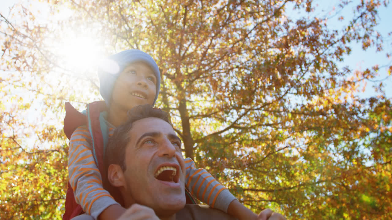 папа на открытом воздухе с сыном на спине