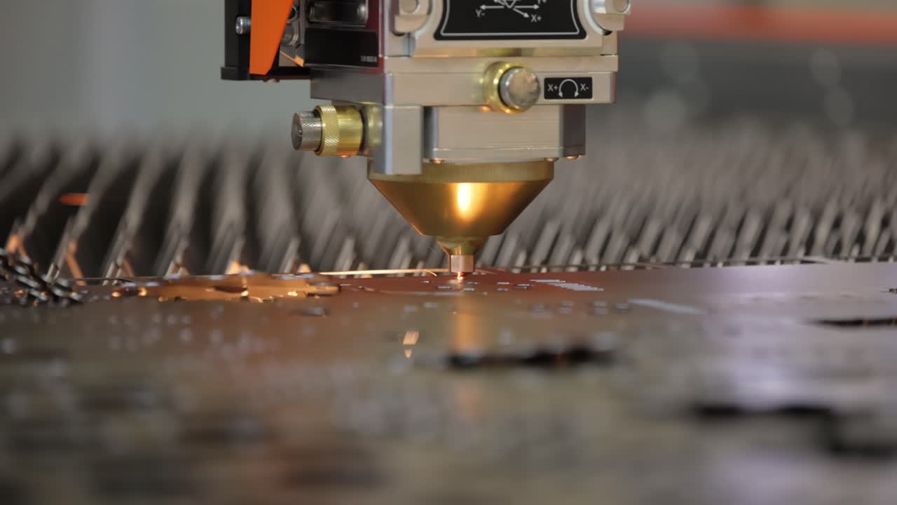 corte láser cnc de metal, tecnología industrial moderna. pequeña profundidad de campo. advertencia - disparo auténtico en condiciones desafiantes.