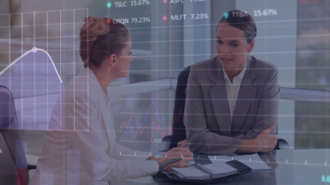 Empresárias conversando e rindo juntas em um ambiente iluminado