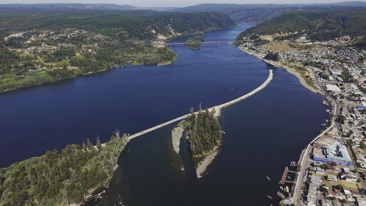 Veduta aerea dell'area dell'isola Isla Orrego lungo il fiume vicino a Constitución, che mostra il lungomare e il paesaggio circostante, Cile, 4K.