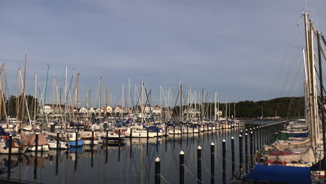 Im-Yachthafen-Von-Lübeck-Travemünde-Liegen-Zahlreiche-Segelschiffe