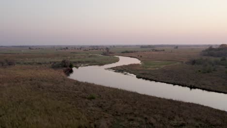 Luftaufnahme-Der-Natürlichen-Feuchtgebietslandschaft-Des-Sich-Schlängelnden-Cuando-Flusses-In-Der-Abenddämmerung,-Namibia,-Afrika